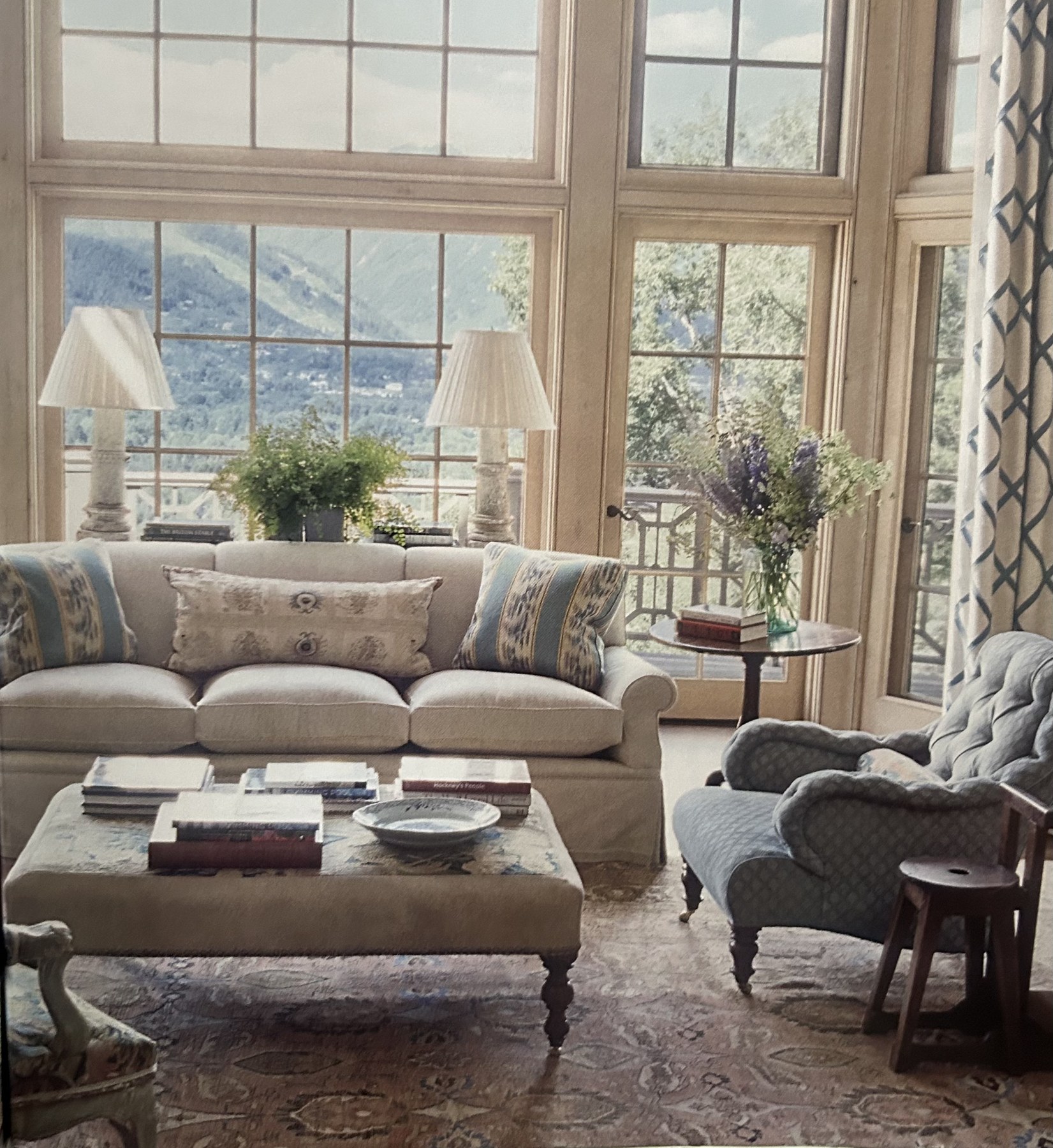 Footstools in einem hellen Wohnzimmer